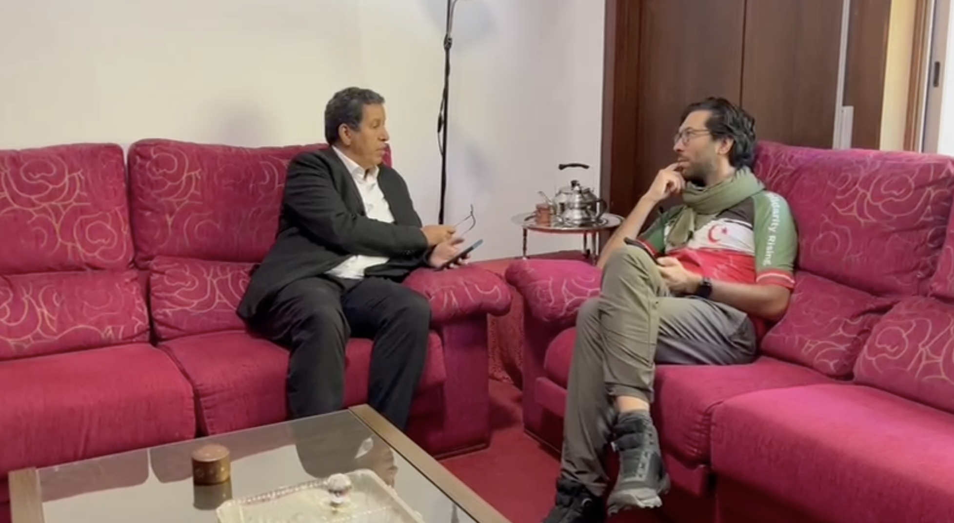 El activista sueco Benjamin Ladraa es recibido en Madrid por el delegado saharaui Abdulah Arabi El activista sueco Benjamin Ladraa es recibido en Madrid por el delegado saharaui Abdulah Arabi