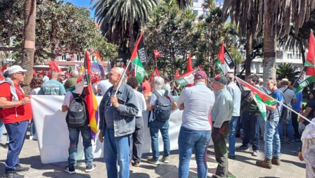 Estudiantes universitarios y solidarios ecuatorianos apoyan causa saharaui en marcha por los trabajadores Estudiantes universitarios y solidarios ecuatorianos apoyan causa saharaui en marcha por los trabajadores