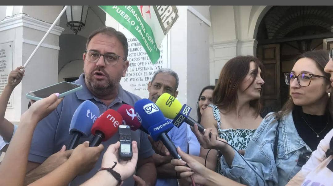 El Alcalde de Mérida,Antonio Rodríguez Osuna recibe a un grupo de menores saharauis Antonio Rodríguez Osuna