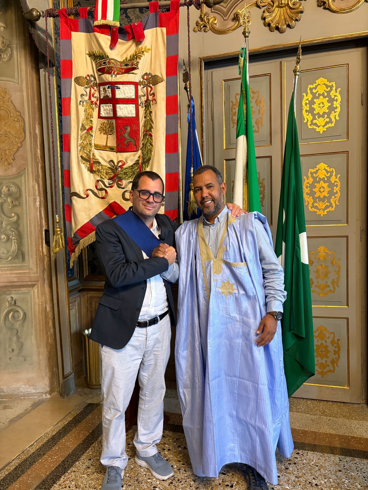 El representante del Frente POLISARIO,Omar Hassena Ahreyem, con el Sindaco de Mantua Omar Hassena Ahreyem, con sindaco de Mantua
