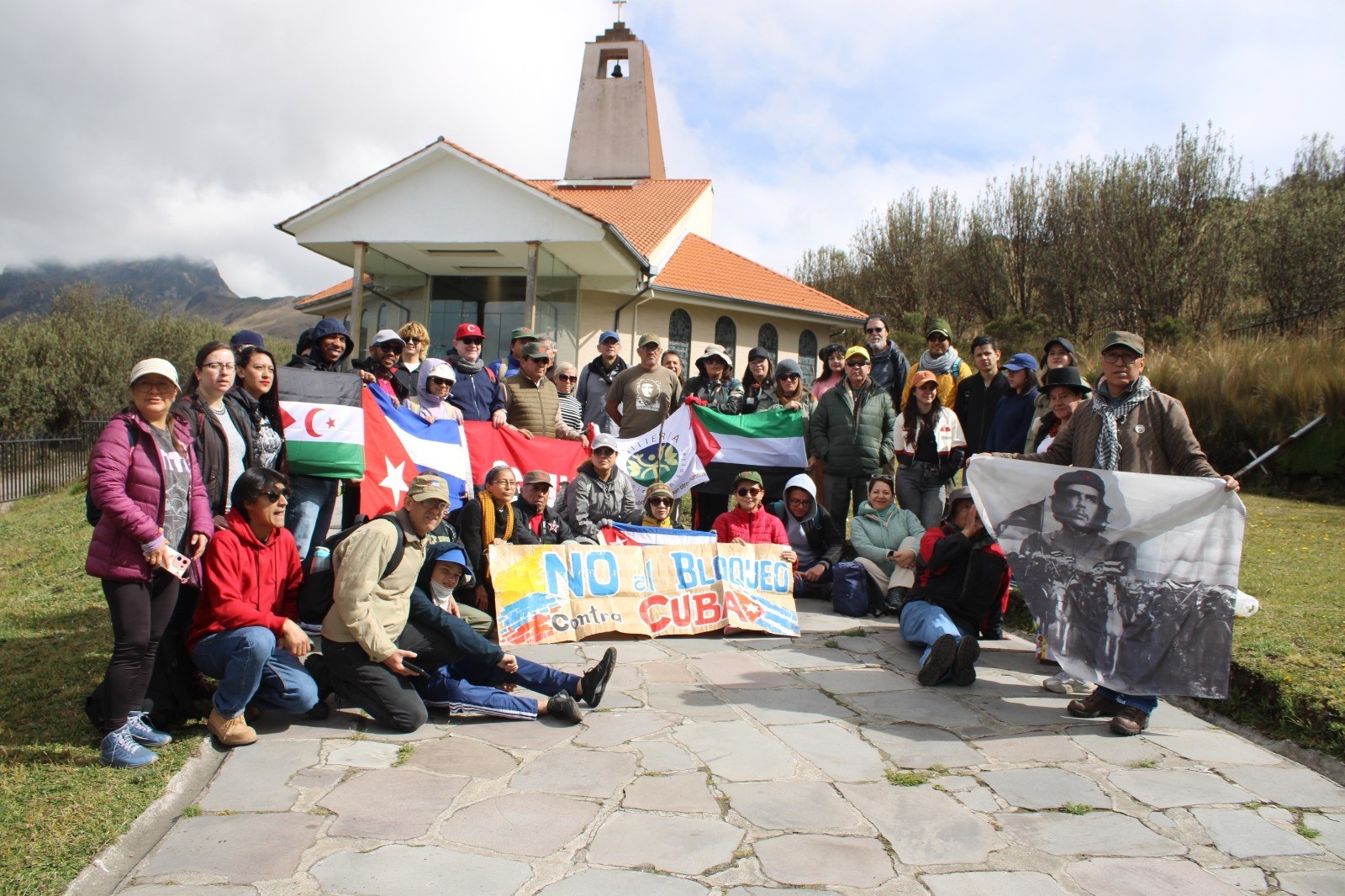 Banderas de la RASD y Cuba flamean en el Ruku Pichincha, volcán ecuatoriano, a más de cuatro mil metros de altura Banderas de la RASD y Cuba flamean en el Ruku Pichincha, volcán ecuatoriano, a más de cuatro mil metros de altura