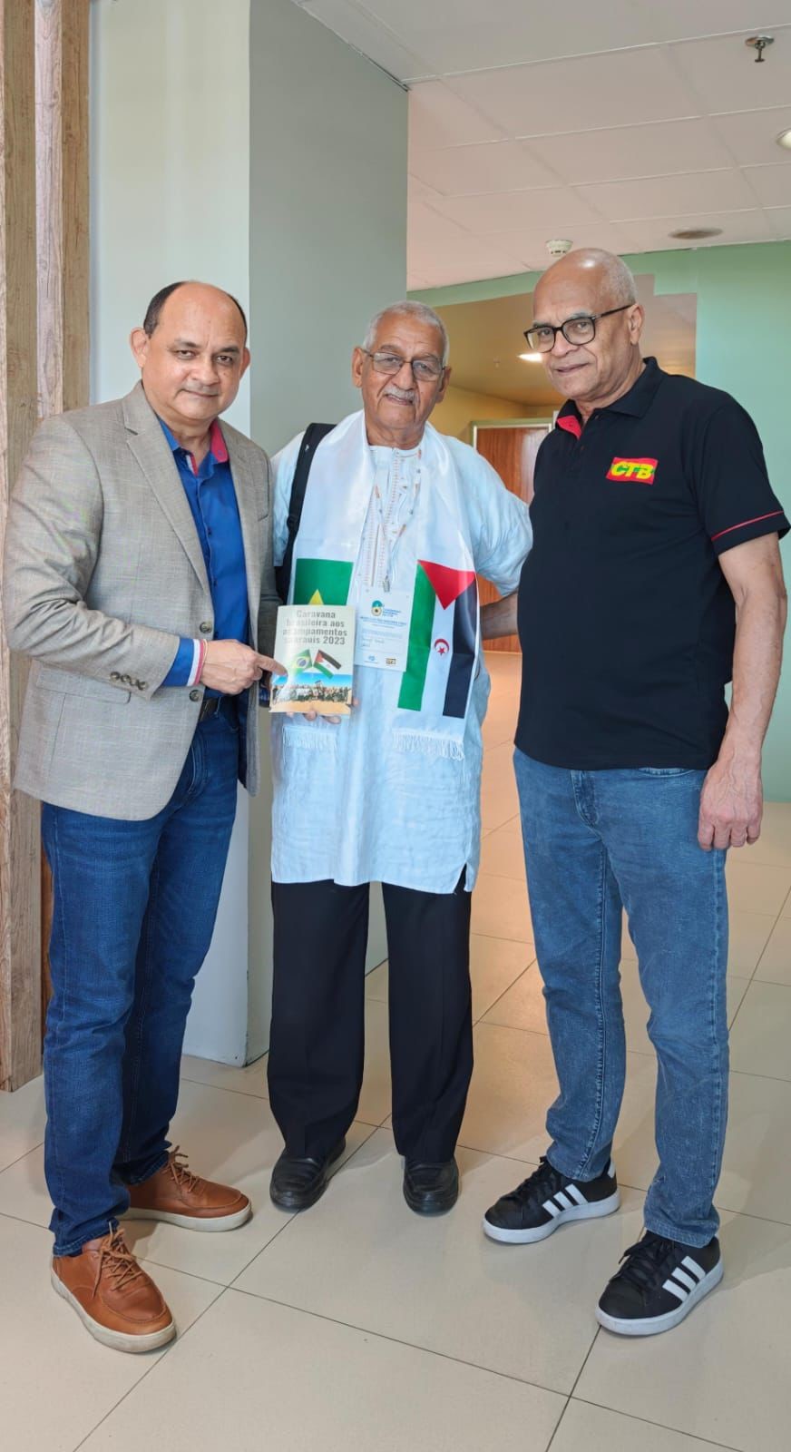 representante_de_frente_polisario_conversa_con_delegados_extranjeros_01.jpg Representante de Frente POLISARIO conversa con delegados extranjeros y personalidades en el VI Congreso de la CTB
