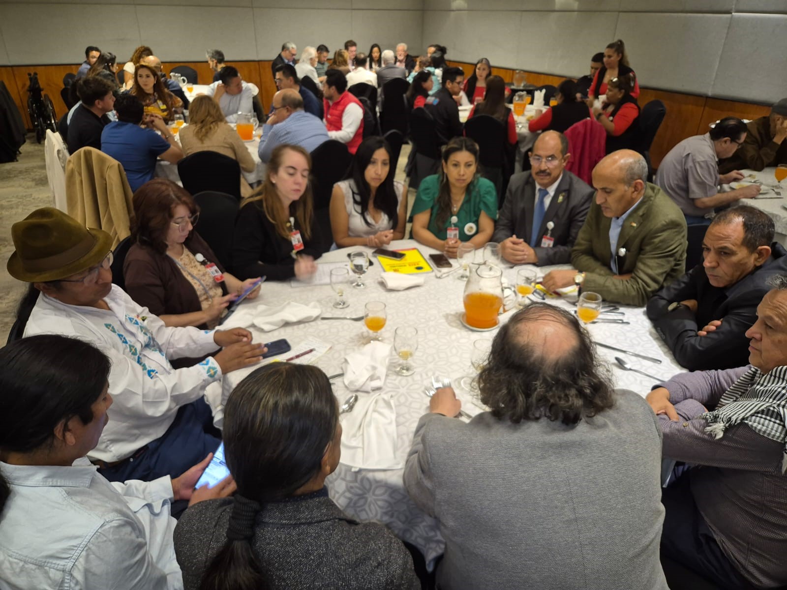 El Frente POLISARIO fortalece lazos con partidos políticos de América Latina y el Caribe Ciudad de México-. En el marco del XXIX Seminario Internacional “Los partidos y una nueva sociedad”, la delegación del Frente POLISARIO ha sostenido diversos encuentros bilaterales y multilaterales con partidos amigos y organizaciones progresistas y de izquierda de países como Brasil, Ecuador, Perú, Guatemala, El Salvador, Panamá, Paraguay, República Dominicana, Belice, Trinidad y Tobago, entre otros. Durante estos intercambios, la delegación saharaui insistió en la urgente necesidad del reconocimiento pleno del derecho inalienable del pueblo saharaui a la autodeterminación y del reconocimiento de la República Árabe Saharaui Democrática (RASD), frente a la persistente negativa del Estado ocupante marroquí a permitir la celebración de un referéndum de autodeterminación, y ante sus continuas y sistemáticas violaciones del Derecho Internacional Humanitario en los territorios ocupados del Sáhara Occidental. Asimismo, se acord El Frente POLISARIO fortalece lazos con partidos políticos de América Latina y el Caribe Ciudad de México-. En el marco del XXIX Seminario Internacional “Los partidos y una nueva sociedad”, la delegación del Frente POLISARIO ha sostenido diversos encuentros bilaterales y multilaterales con partidos amigos y organizaciones progresistas y de izquierda de países como Brasil, Ecuador, Perú, Guatemala, El Salvador, Panamá, Paraguay, República Dominicana, Belice, Trinidad y Tobago, entre otros. Durante estos inte