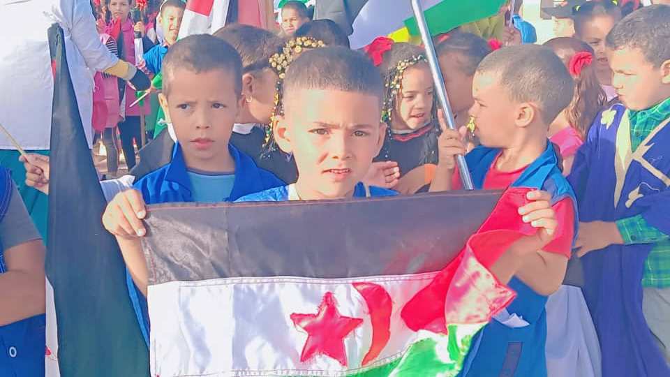 Niños saharauis exponen banderas saharauis en manifestacion Propuesta estadunidense rechazada por el pueblo saharaui