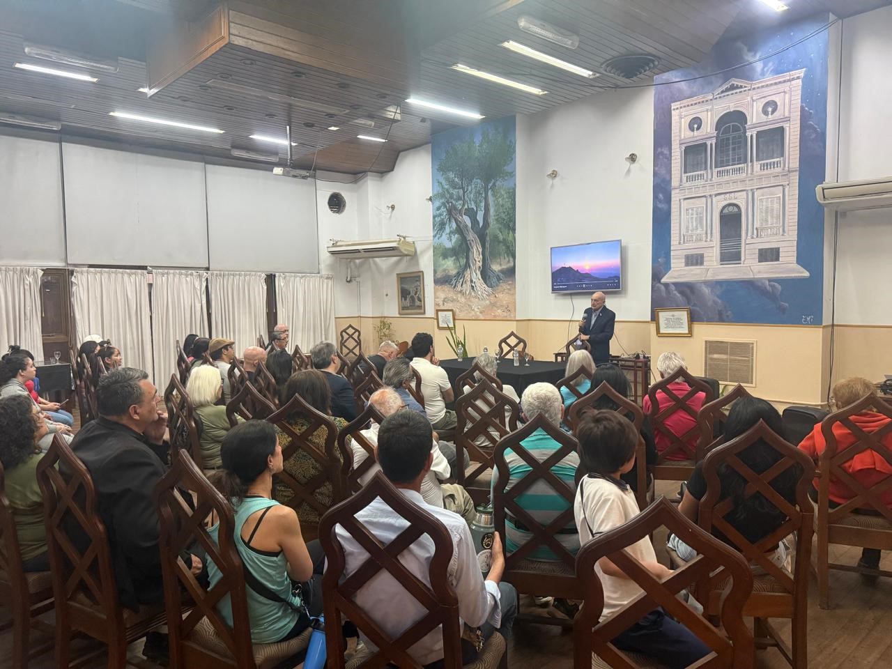 Néstor Suleimàn durante proyección del documental Refugiadas en Córdoba El documental Refugiadas es exhibido en Córdoba