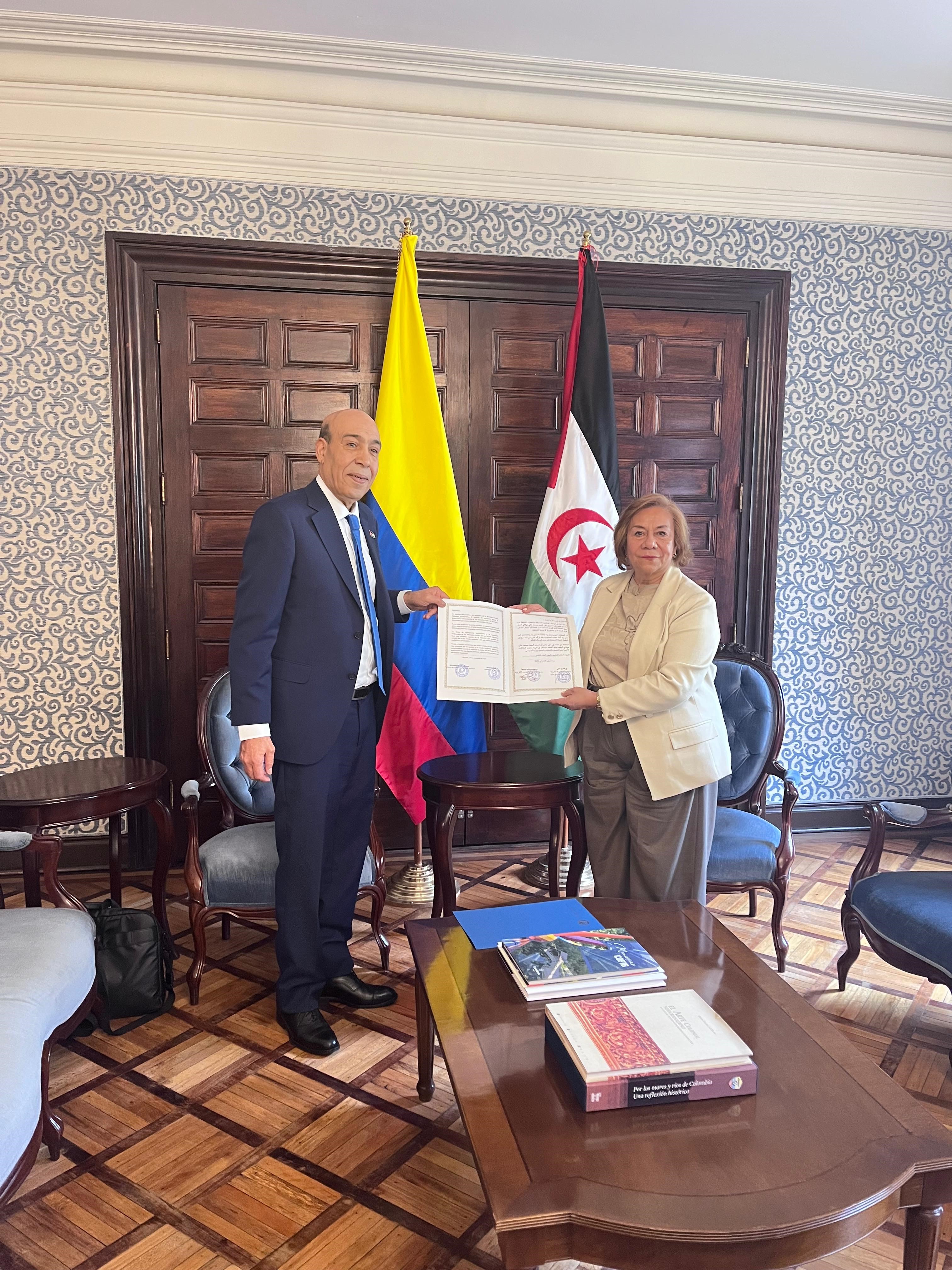Mohamed Alí Alí Salem  entrega copia de estilo de sus Cartas Credenciales como Embajador de la RASD ante Colombia