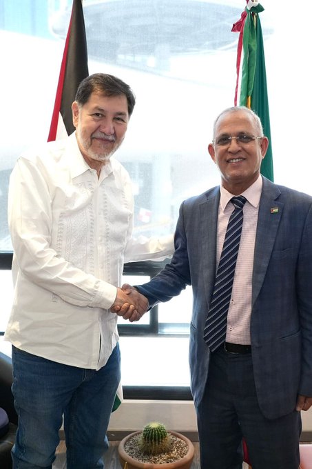 con el senador morenista, Gerardo Fernández Noroña en la sede del senado de la República