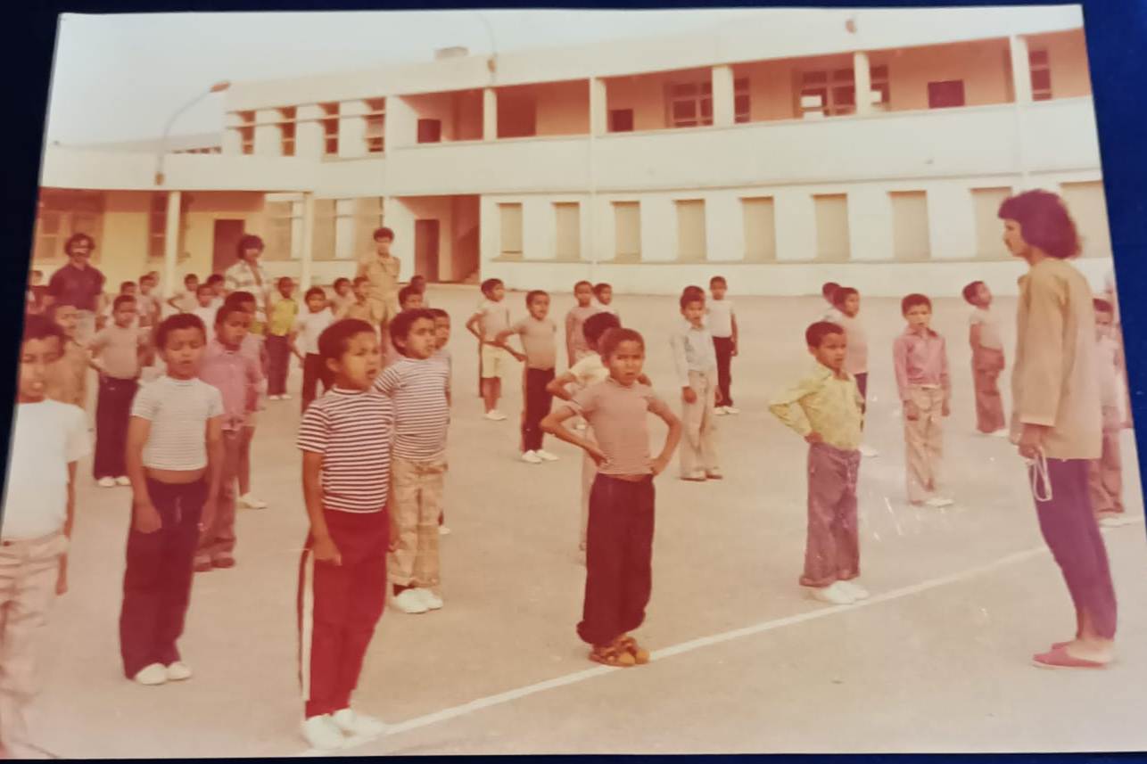 Lasan al frente de 120 menores saharauis que cursan estudiso en Argel , verano de 1978 El Maestro lahsan Jilàli