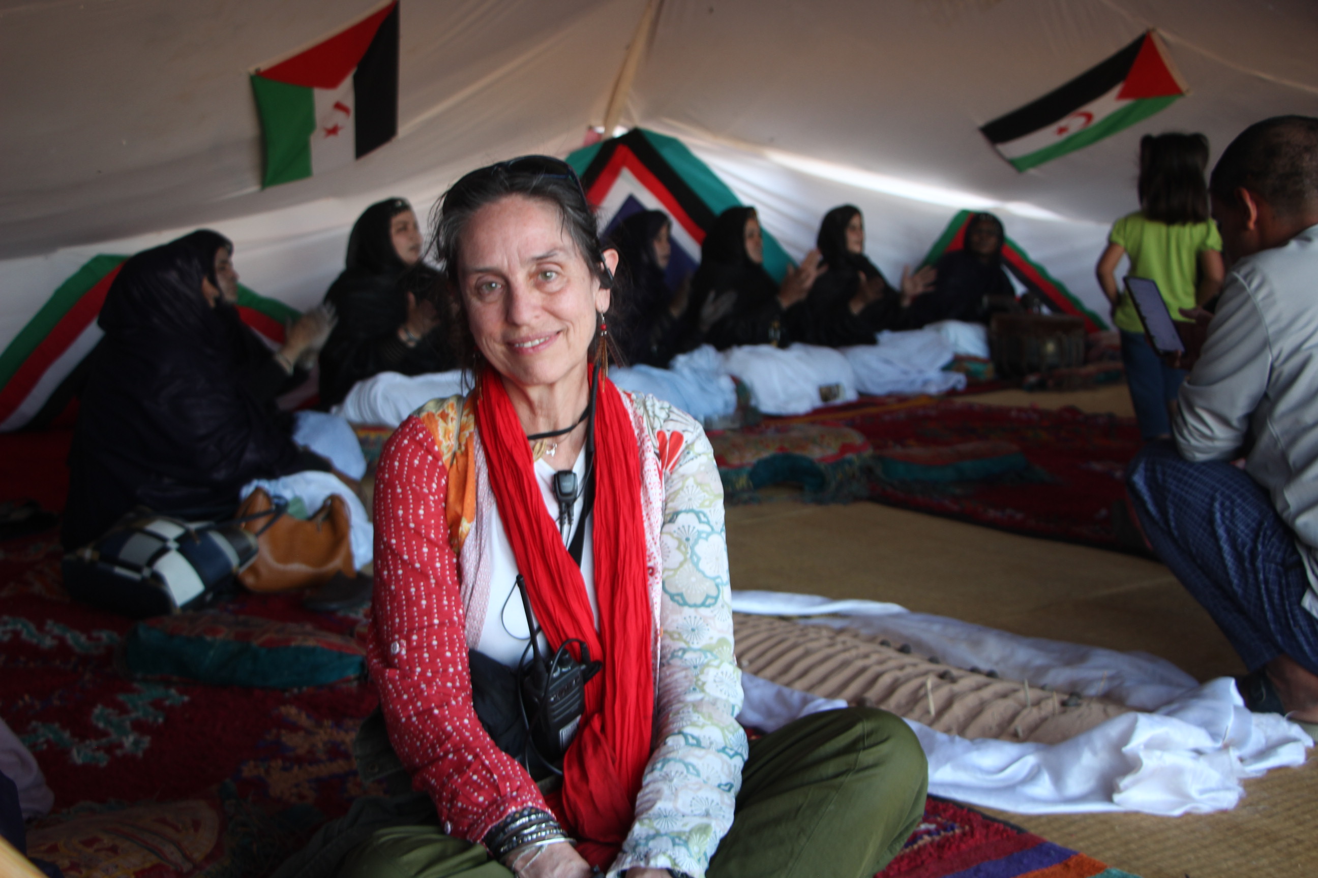 Marìa Carriòn sentada en  una jaima tradiconal saharaui durante lass actividades del Festival