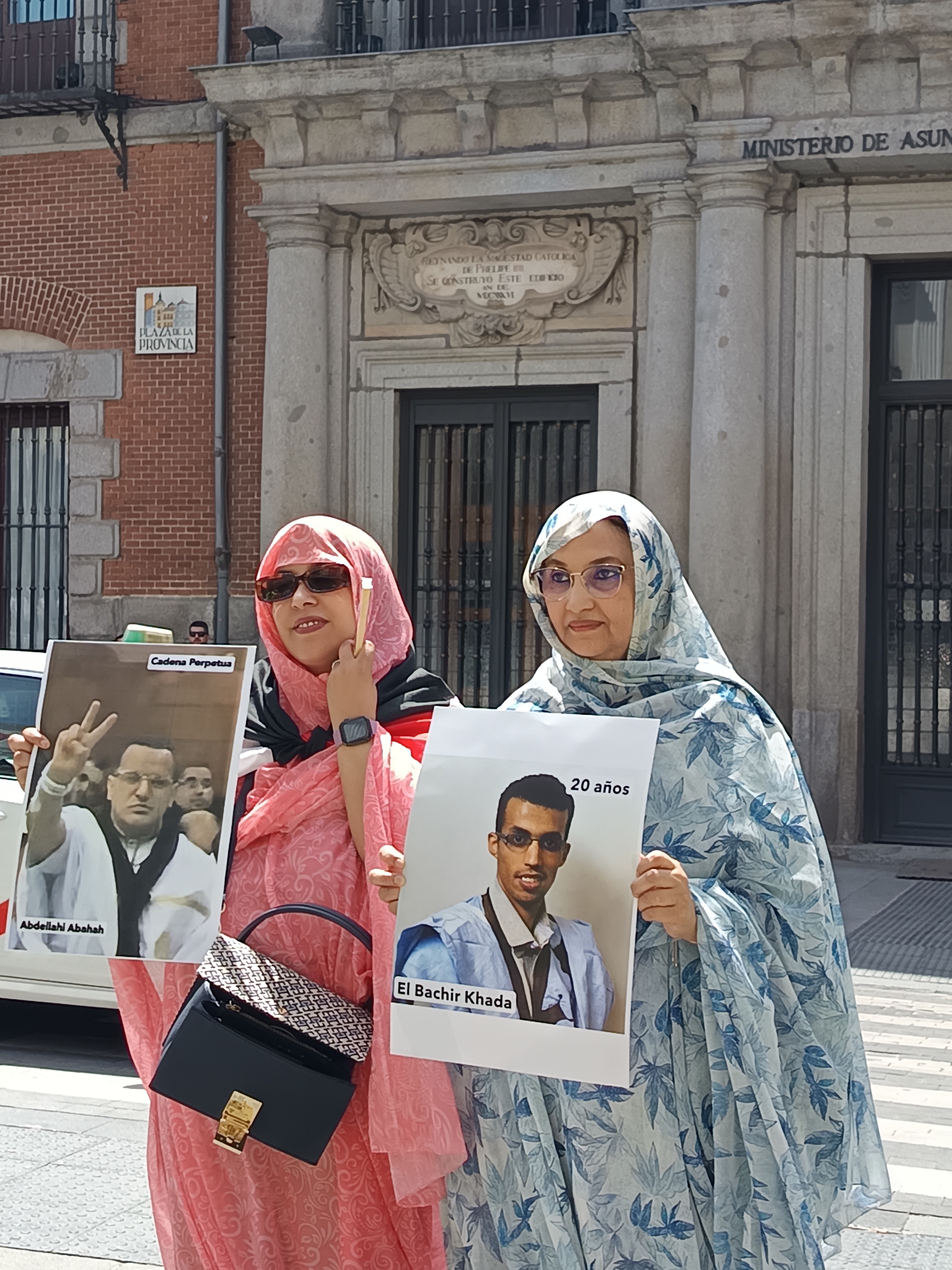 Aminetu Haidar y Tata Salek baba Hasanna ante la sede del Ministerio de Asuntos Exteriores de España Aminetu Haidar y Tata Salek Baba Hasanna