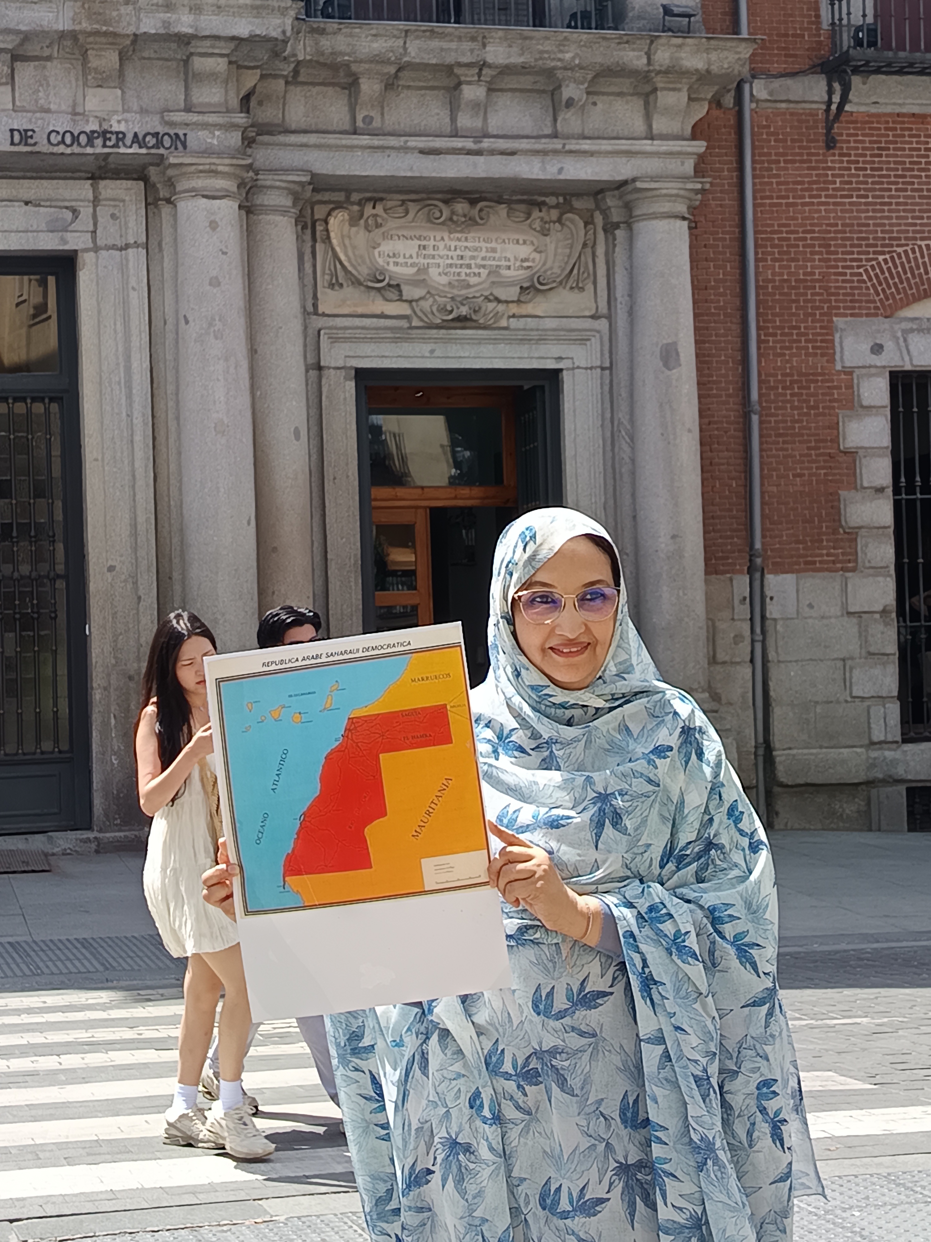 Aminetu Haidar con MPPS ante la sede del Ministerio de Asuntos Exteriores de España Aminetu Haidar