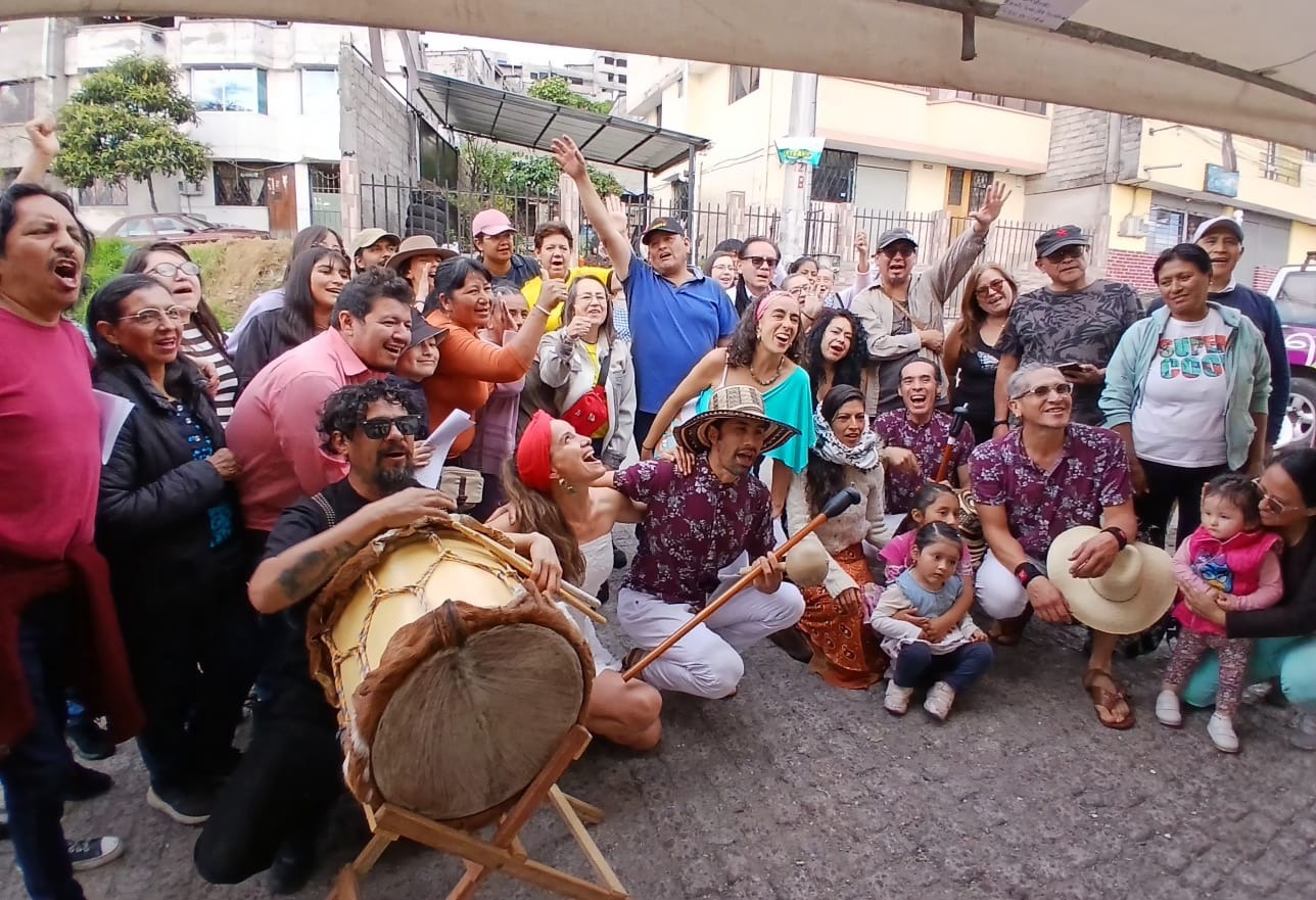 Centro Cultural Amauta en Quito inaugura una biblioteca popular con apoyo de la RASD y movimiento solidario Centro Cultural Amauta en Quito inaugura una biblioteca popular con apoyo de la RASD y movimiento solidario