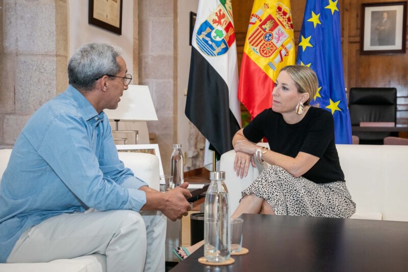 delegado saharaui para Extremadura, Al-lali El Mami Salima, con la presidenta de la Junta de Extremadura, María Guardiola,