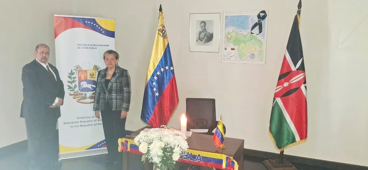 El embajador saharaui en Kenia firma el libro de condolencias en la Embajada de la hermana República Bolivariana de Venezuela
