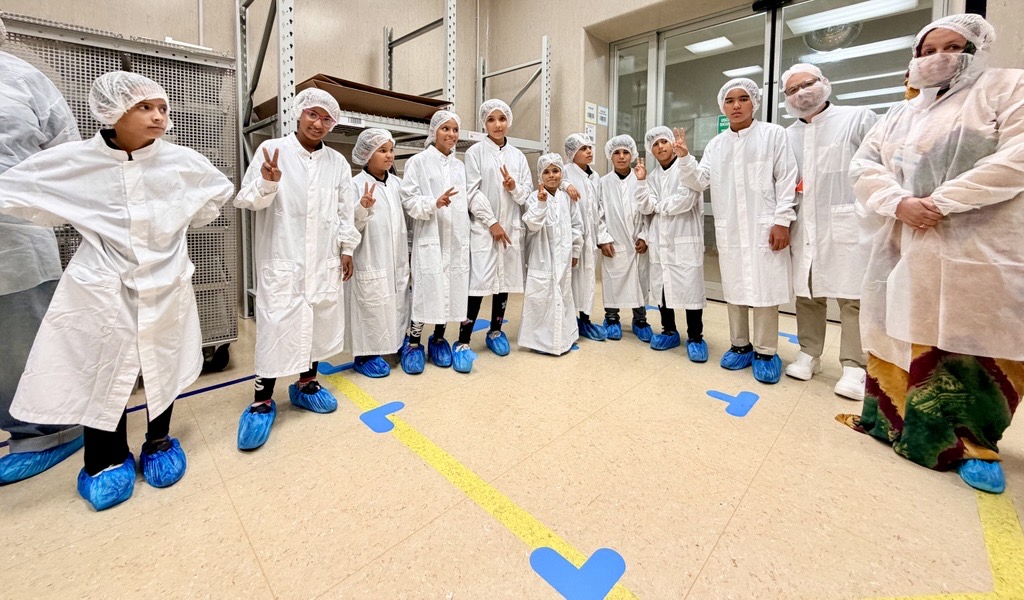 menores saharauis en la planta de GSK en Parma en Italia Pequeños Embajadores Saharauis de la Paz visitan la planta de GSK en Parma en Italia