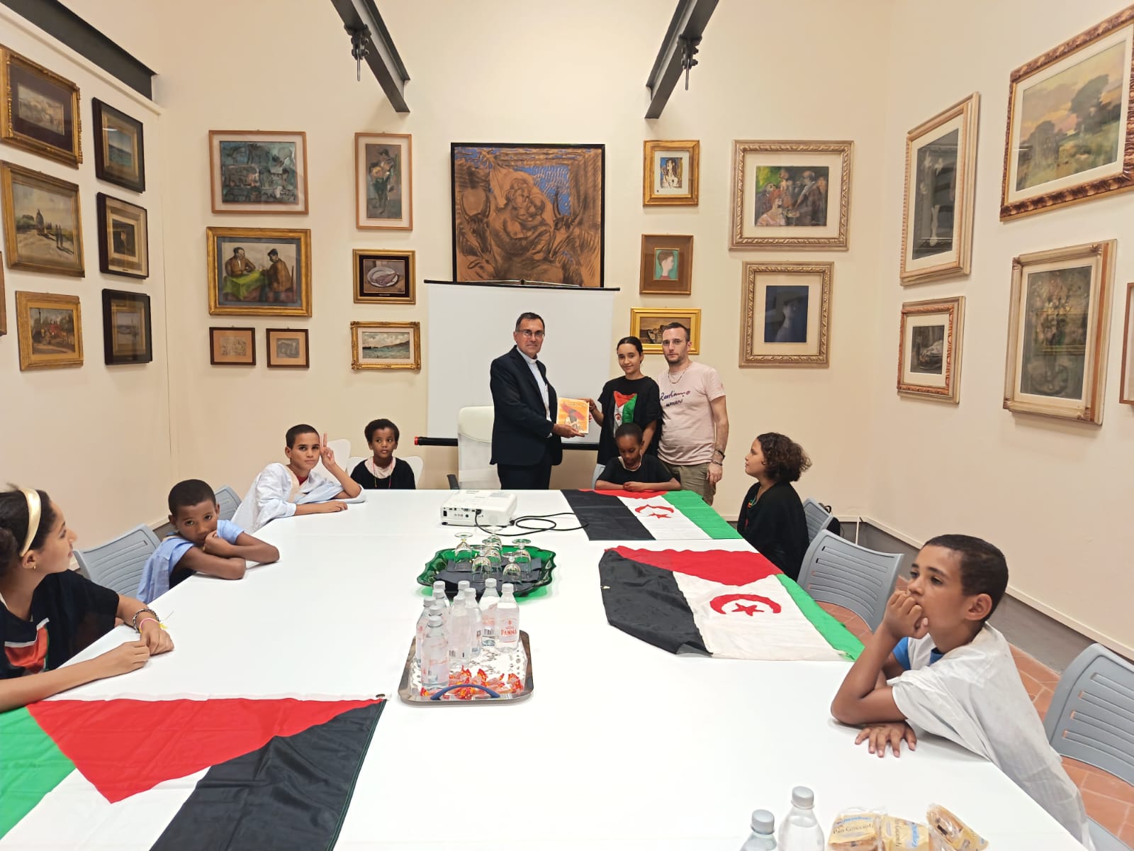 Florencia recibe a los Pequeños Embajadores de Paz saharauis en un encuentro con el arzobispo Gambelli