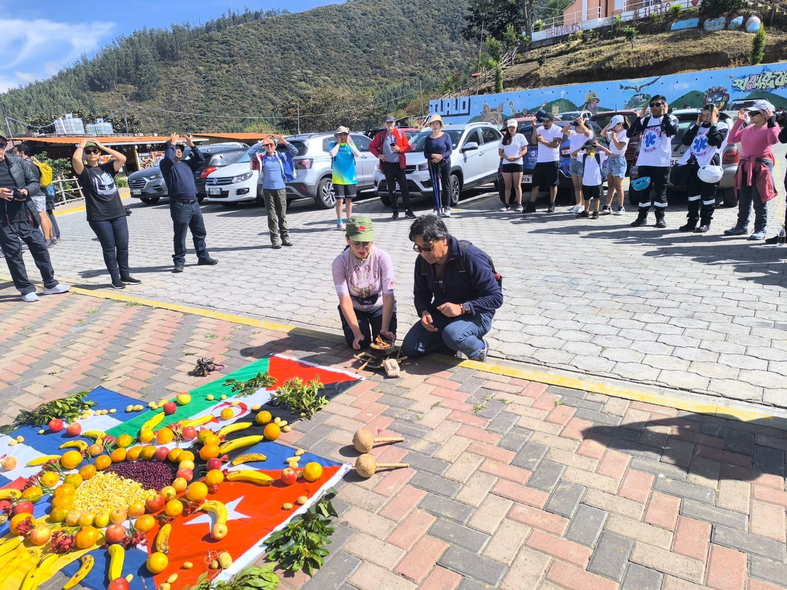 Solidarios con Cuba y el Sáhara Occidental ascienden a volcán Ilaló Solidarios con Cuba y el Sáhara Occidental ascienden a volcán Ilaló