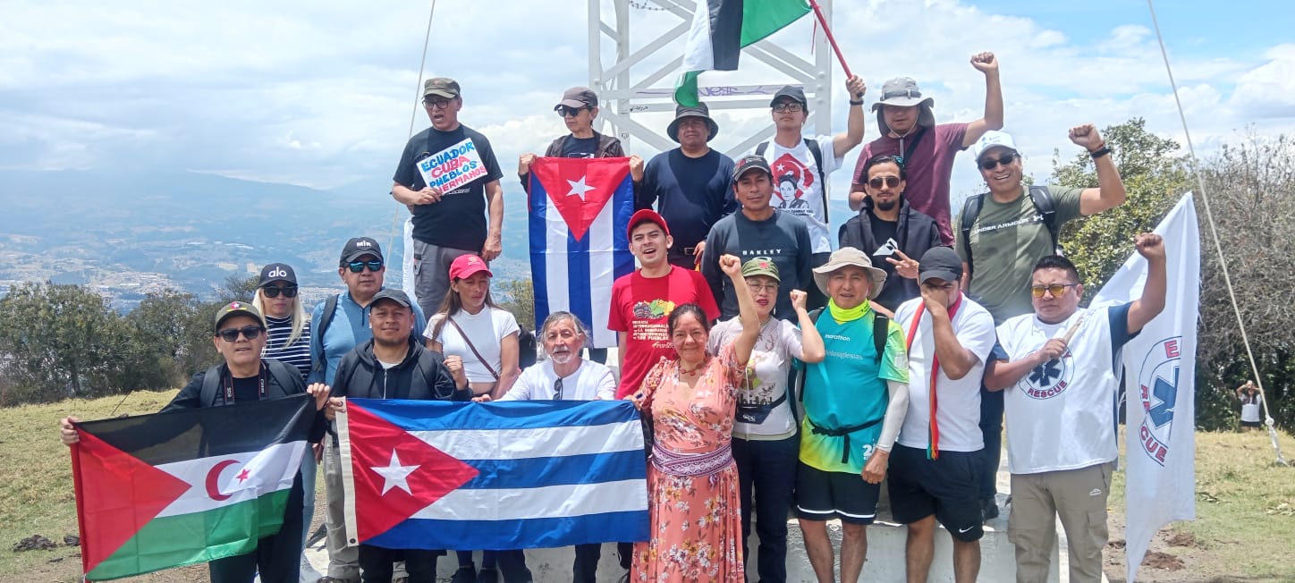 Solidarios con Cuba y el Sáhara Occidental ascienden a volcán Ilaló Solidarios con Cuba y el Sáhara Occidental ascienden a volcán Ilaló
