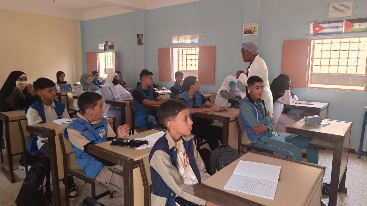 La Profesora en su clase , en actividad docente Brigada Cubana