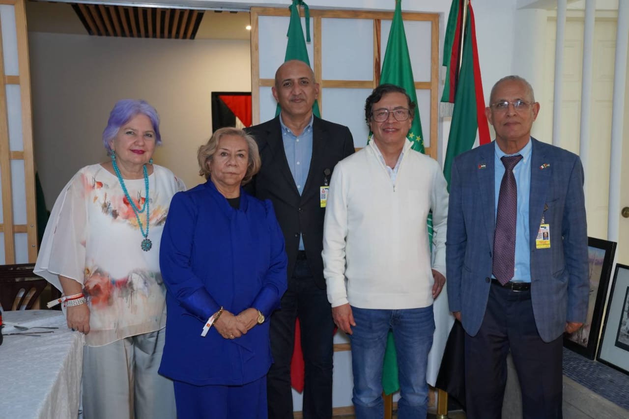 expresidente de Colombia, Gustavo Petro, en la Embajada de la RASD