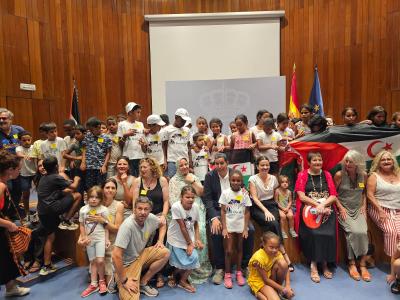 Como gesto de apoyo a la lucha saharaui, la ministra de Juventud e Infancia  de España recibe a los pequeños embajadores saharauis del programa “Vacaciones en Paz”